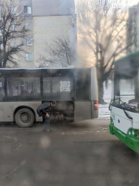 У Луцьку посеред дороги задимівся новий автобус (фото)