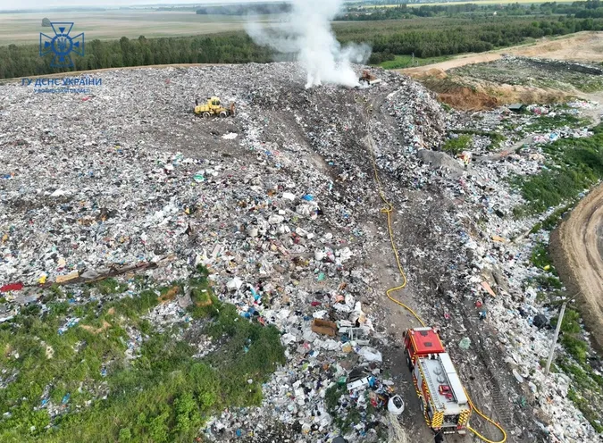 У Брищі під Луцьком загорілося міське сміттєзвалище (фото)