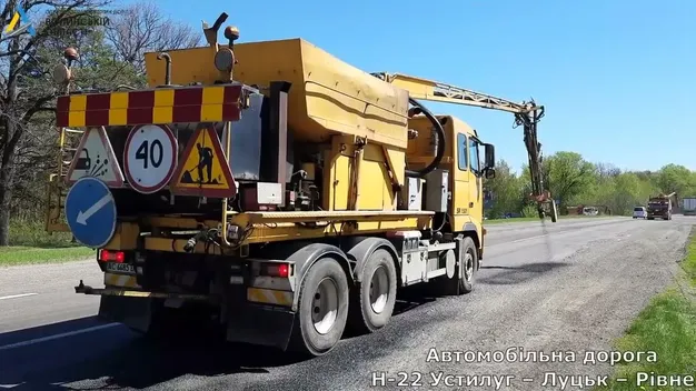 На Волині «латають» дорогу між Луцьком і Рівненщиною (відео)