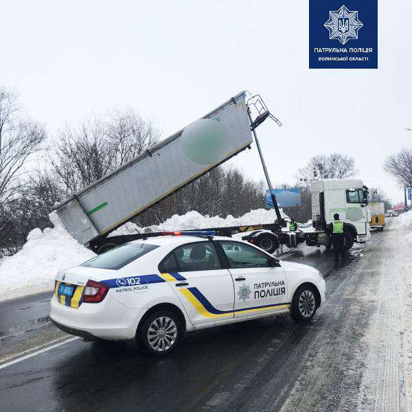 Волинські патрульні допомагають водіям під час негоди (фото)