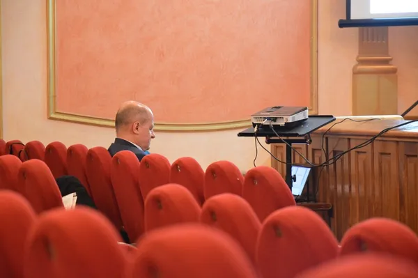 Самостійньо заступник міського голови Юрій Вербич просидів майже все обговорення