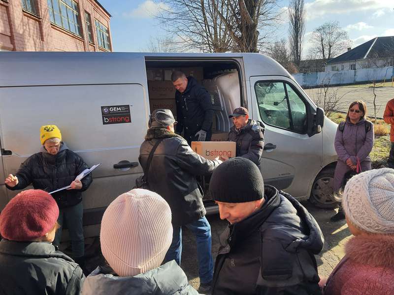 Ukrainian volunteers provided humanitarian aid in Kherson on the eve of New Year
