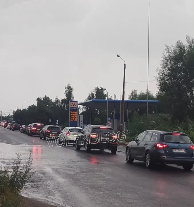 У Любомлі – тягучка: через грозу і рясний дощ відпочивальники тікають зі Світязя (фото, відео)