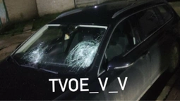 У Володимирі п'яна дівчина побила аптекарку та потрощила скло автівки (фото)