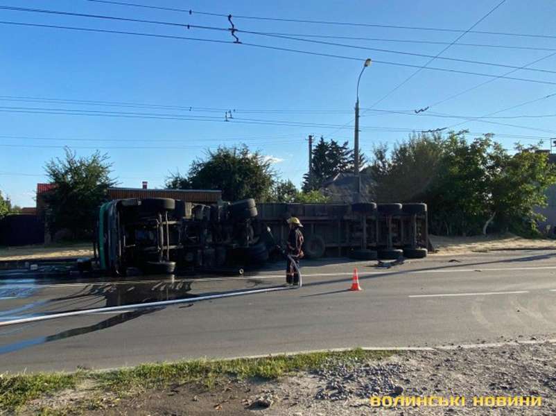 У Луцьку перекинулася вантажівка: вулиця повна зерна, є постраждалий (фото)