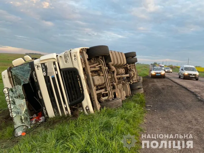 На трасі «Устилуг-Луцьк-Рівне» перекинулася вантажівка (фото)