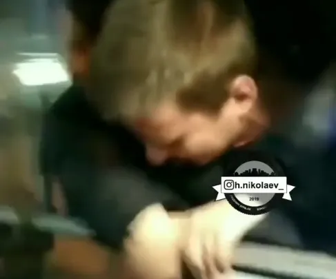 У Миколаєві пасажир тролейбуса втік від контролера через вікно (відео)