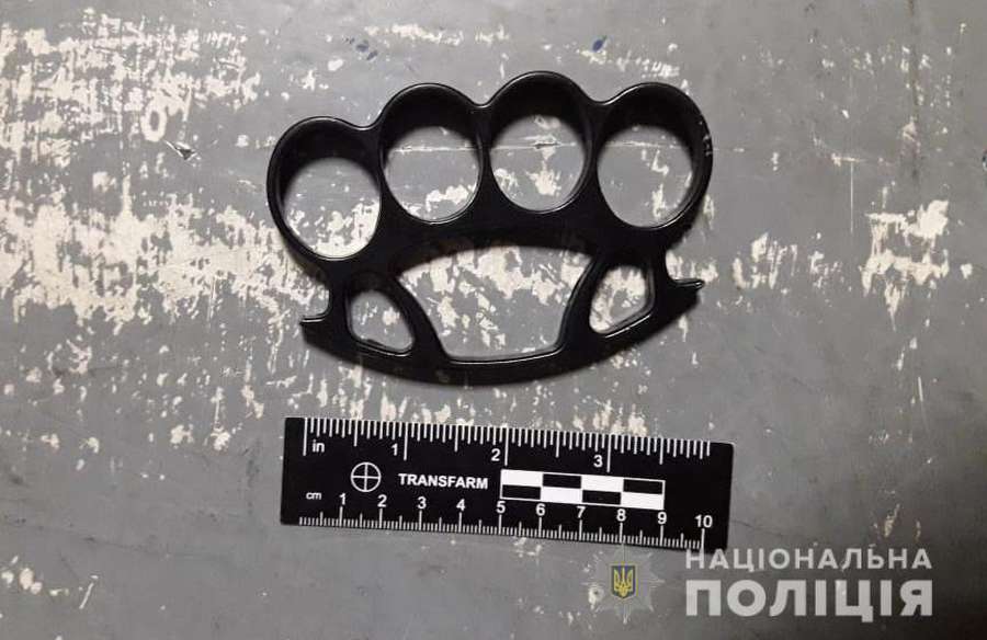 Кастет та набої: волинські поліцейські знайшли незаконну зброю і боєприпаси (фото)