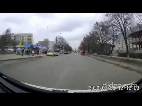У Луцьку авто «вилетіло» перед «швидкою», яка мчала на виклик (відео)