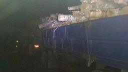 На Волині з вантажівки на іномарку впали дерев'яні колоди (фото)