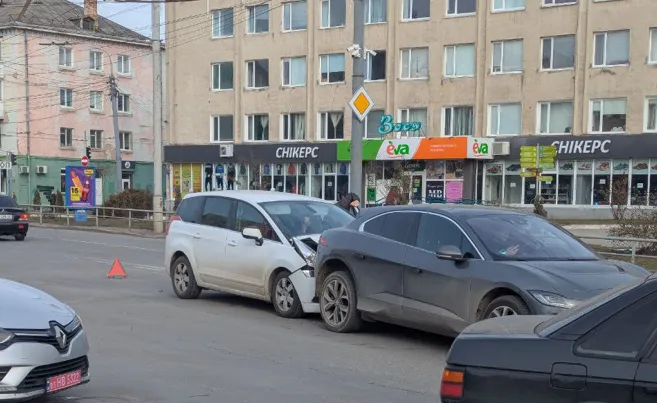 Рух – ускладнений: у Луцьку – аварія на Ковельській (відео)