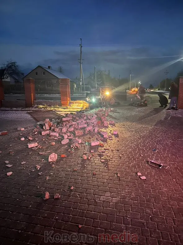 На Ковельщині пʼяний водій врізався у місцевий паб (фото)
