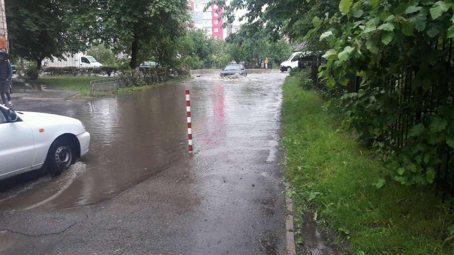 Луцьк затопило: «поплив» 40-й квартал (фото) 