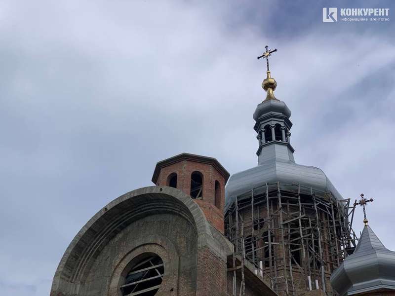 У Луцьку на одній з церков встановили нові хрести (фото)