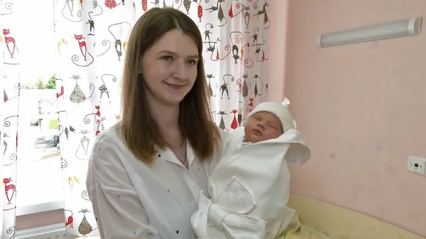 У Луцьку побратими загиблого бійця зустріли під час виписки його дружину й новонародженого сина