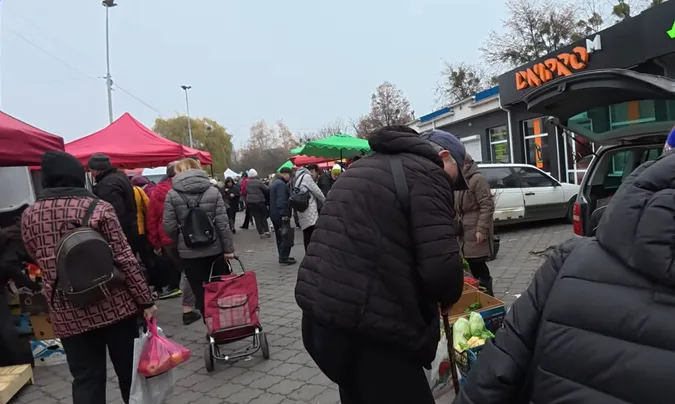 Ви такого ще не бачили: скільки у Луцьку просять за продукти на ринку (відео)