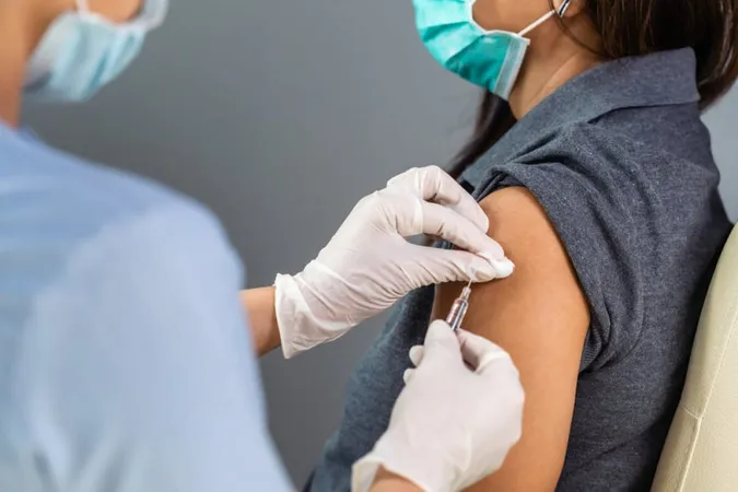 Щеплення проти COVID-19: як освітянам записатися на вакцинацію