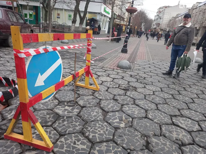 У центрі Луцька провалюється трилінка (фото)