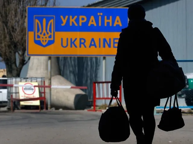 Кожен шостий українець перебуває за кордоном на роботі