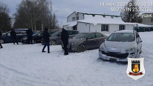 Муніципали оштрафували понад 200 водіїв, які приїхали на луцький авторинок (фото)
