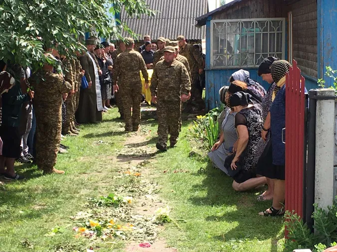 Біль і скорбота: на Ратнівщині попрощалися з молодим офіцером Олександром Видричем