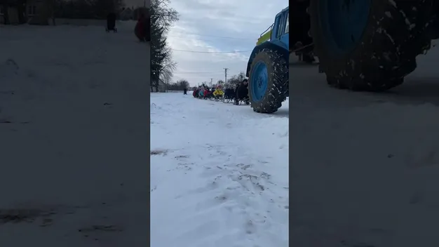 Зимові розваги: в громаді на Волині трактор тягнув «потяг» із санчат (відео)