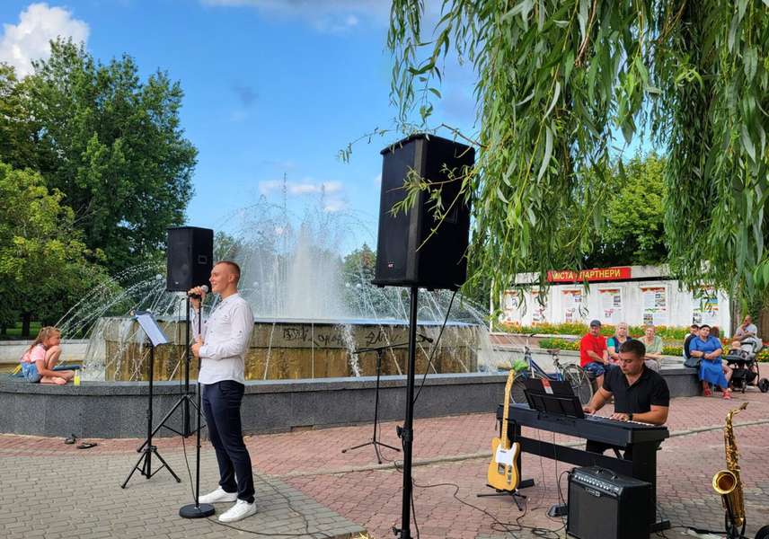 У Ковелі біля фонтану відбувся концерт на підтримку ЗСУ (фото)