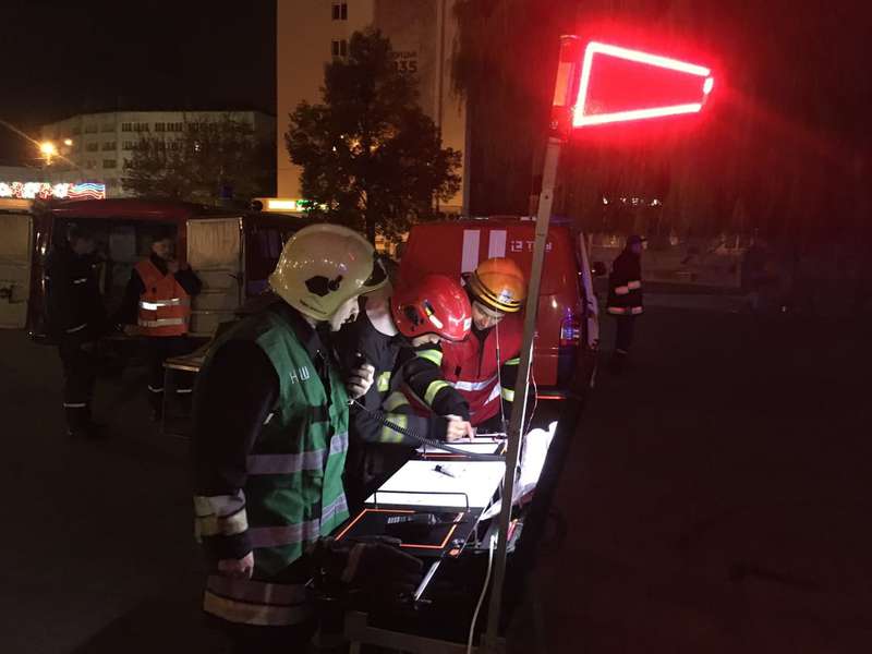 40 рятувальників, два спецавтомобілі: що коїлося вночі біля драмтеатру в Луцьку (фото)