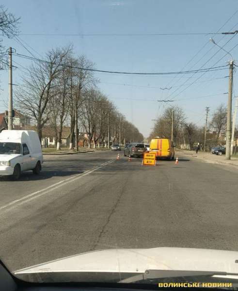 На Володимирській у Луцьку  – ДТП за участю аварійної служби (фото)