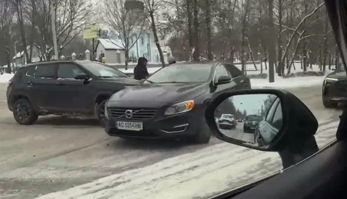 На 40-му у Луцьку позашляховик втаранив Volvo (відео)
