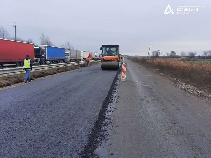 На Волині ремонтують дорогу біля кордону – вкладають новий асфальт (фото)