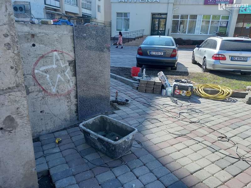 Новий фонтан у центрі Луцька обклеюють чорним гранітом (фото)