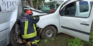У Володимирі визволяли жінку з розтрощеного авто (фото)