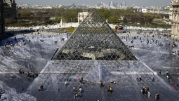 У Парижі створили гігантську оптичну ілюзію з паперу та клею (фото)