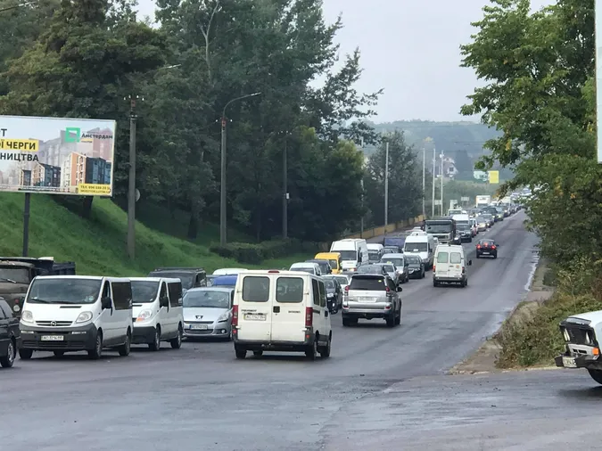 У Луцьку на Дубнівській через вантажівку з буряками утворився довжелезний затор (фото, відео)