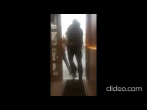 Чіплявся до офіціанток: у Луцьку скрутили п'яного казанову (відео)