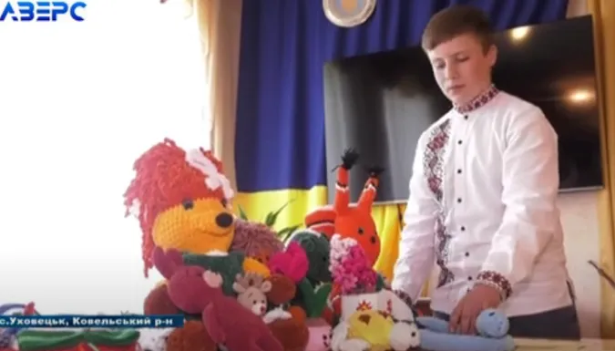 На ярмарок для допомоги ЗСУ: 13-річний школяр з Волині плете гачком іграшки (відео)