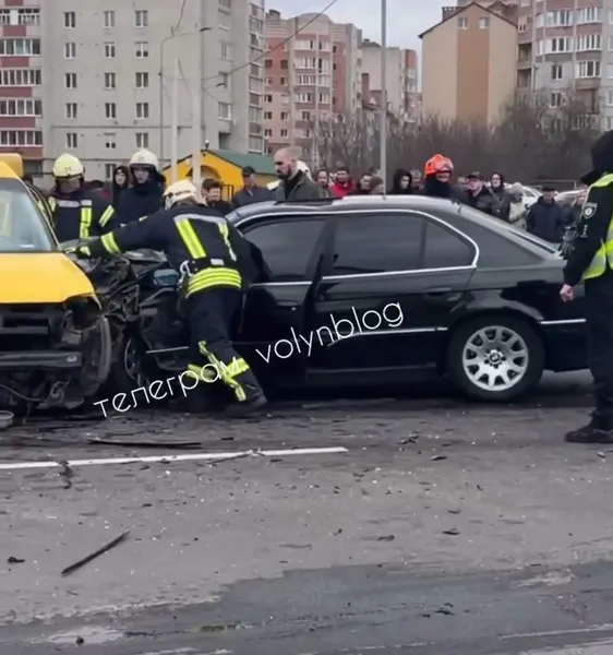 Двоє людей у лікарні: на Конякіна у Луцьку – серйозна аварія (фото, відео)