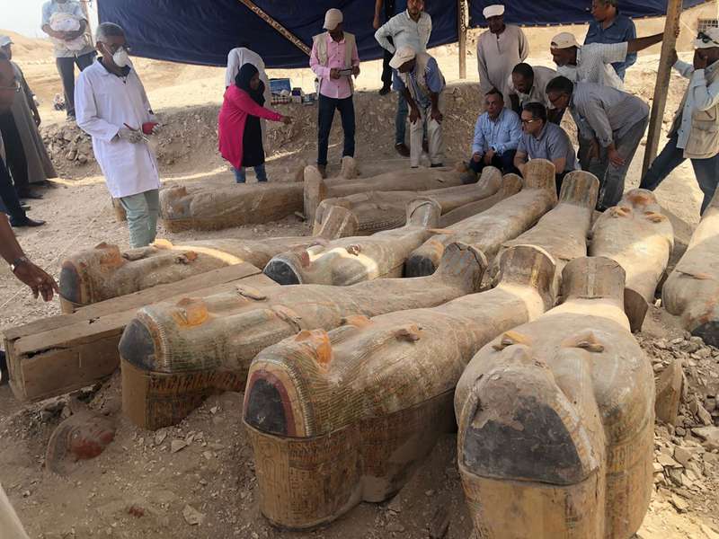 30 яскраво розписаних дерев’яних домовин, що були знайдені при розкопках у Луксорі.