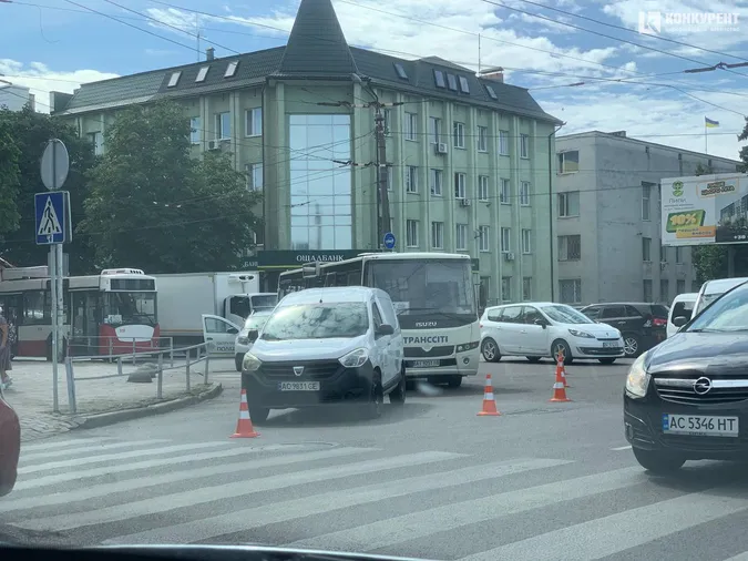 У Луцьку на Ковельській зіткнулися маршрутка та легковик (фото)