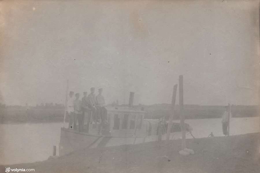 Приватний пасажирсько-буксирний човен на тлі храму в Рованцях. 3.08.1900