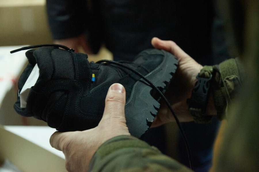 Бійцям батальйону «Луцьк» передали майже 300 пар зимового тактичного взуття