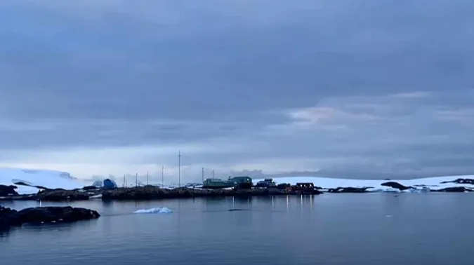 Українські полярники показали літню ніч в Антарктиці