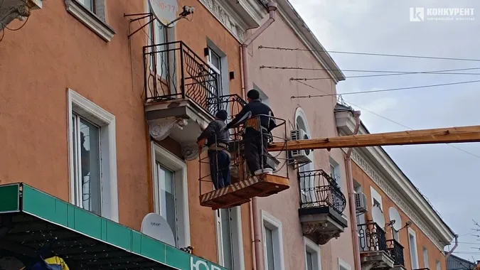 У центрі Луцька реставрують балкони (фото)