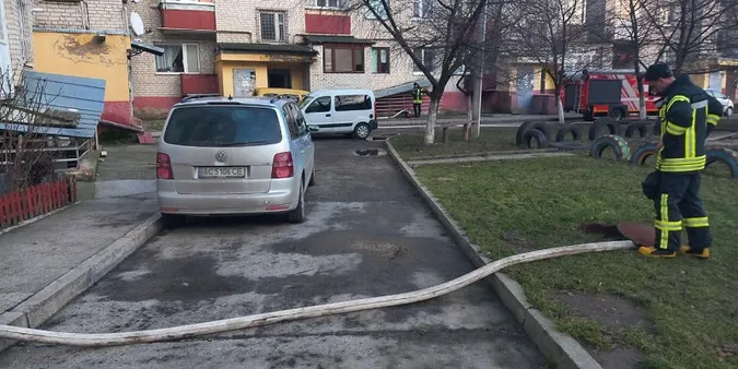 У Луцьку затопило підвали у багатоповерхівці (фото)