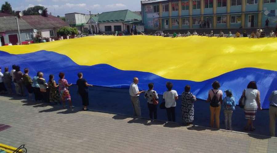 На Волині розгорнули найбільший в Україні державний прапор (фото)