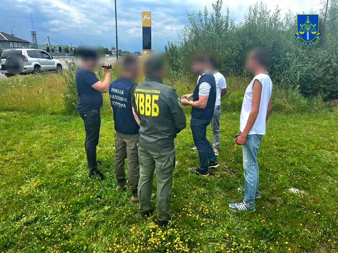 Контрабанда сигарет: на Волині на хабарі зловили прикордонника (фото)