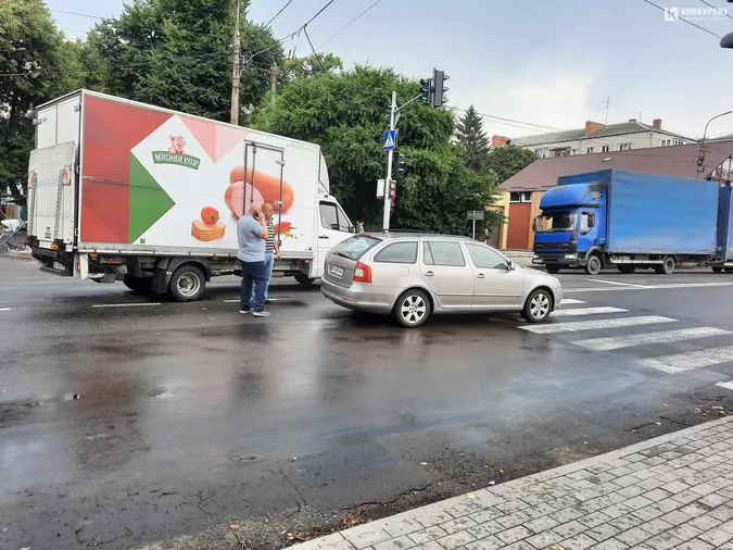 У Луцьку – ДТП на перехресті: зіткнулися «ковбасна» вантажівка і легковик (фото)