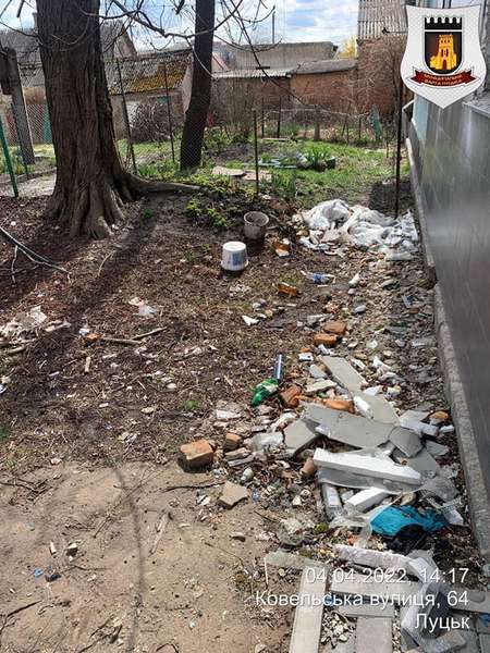 Біля житлових будинків у Луцьку влаштували сміттєзвалища (фото, відео)