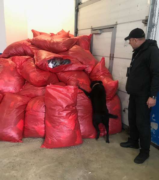 Везли як «секонд-хенд»: в «Ягодині» знайшли 4 тонни брендового одягу (фото)